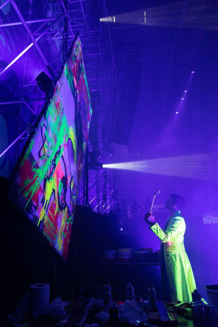 Live UV Art performance